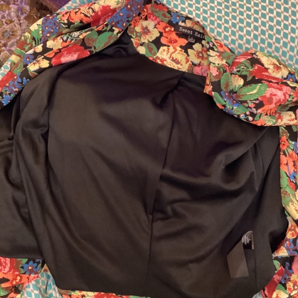 Adorable bright floral fitted blazer by Sweet Rain - Picture 4 of 8